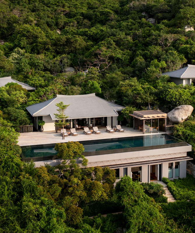 Four-Bedroom Ocean Pool Family Residence